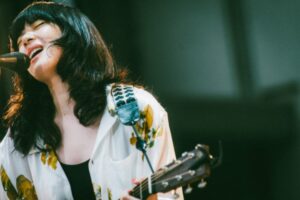 あいみょんのタイアップソングを全てチェック！あのドラマ主題歌やアニメ映画でもお馴染みだった！