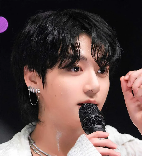 BTS(防弾少年団)グクのウィバースライブまとめ！歌った曲や背景のアロマキャンドルや涙の訳を徹底解析！