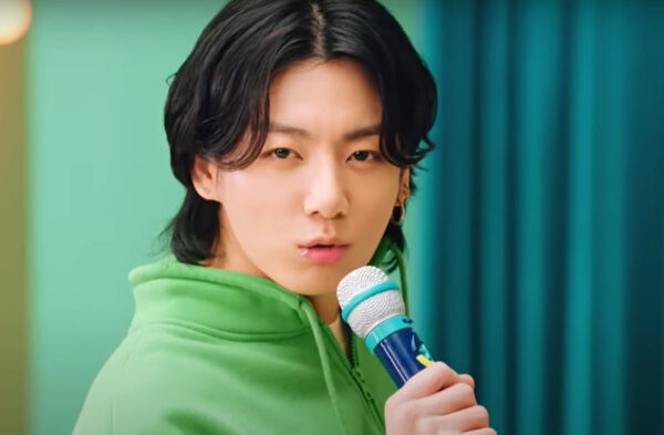BTS(防弾少年団)グクのウィバースライブまとめ！歌った曲や背景のアロマキャンドルや涙の訳を徹底解析！