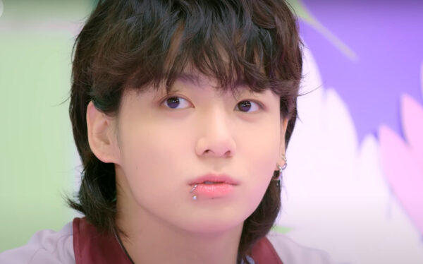 BTS(防弾少年団)グクのウィバースライブまとめ！歌った曲や背景のアロマキャンドルや涙の訳を徹底解析！
