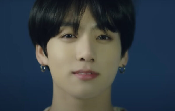 BTS(防弾少年団)グクのウィバースライブまとめ！歌った曲や背景のアロマキャンドルや涙の訳を徹底解析！