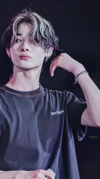 ENHYPEN(エンハイフン)のニキみたいな髪型にしたい！黒長髪メッシュなど様々なスタイルに注目！