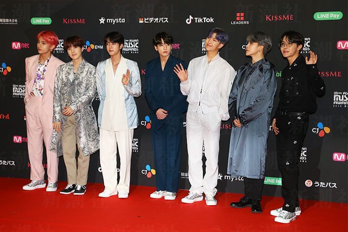 米CNNのサイトもこの日までに東京発の記事として、BTSの音楽番組「ミュージックステーション」出演中止騒動を詳しく報道。日本と韓国は第2次世界大戦に関して特に過敏になることや、BTSが米国でも爆発的な人気があると紹介した。英BBCは両国のSNS上の意見を引用し、原爆Tシャツに嫌悪感を示す声や、両国の緊張についてBTSに責任はないと擁護する投稿を載せた。