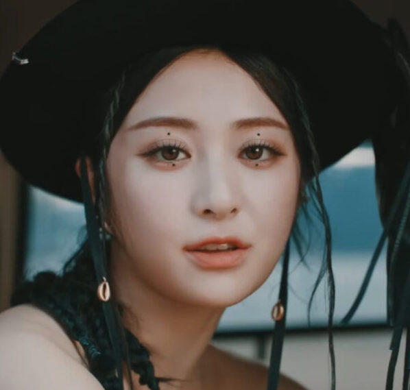 LE SSERAFIMのユンジンはハーフでは無い？アメリカ育ちで韓国語より英語が上手い！？