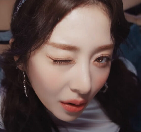 LE SSERAFIMのユンジンはハーフでは無い？アメリカ育ちで韓国語より英語が上手い！？