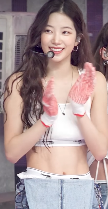 LE SSERAFIMのカズハは腹筋が凄い!動画でも見られる筋トレ方法に迫ってみる!