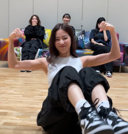 LE SSERAFIMのカズハは腹筋が凄い!動画でも見られる筋トレ方法に迫ってみる!