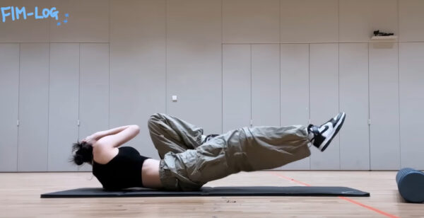 LE SSERAFIMのカズハは腹筋が凄い!動画でも見られる筋トレ方法に迫ってみる!