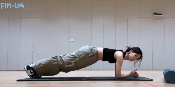 LE SSERAFIMのカズハは腹筋が凄い!動画でも見られる筋トレ方法に迫ってみる!