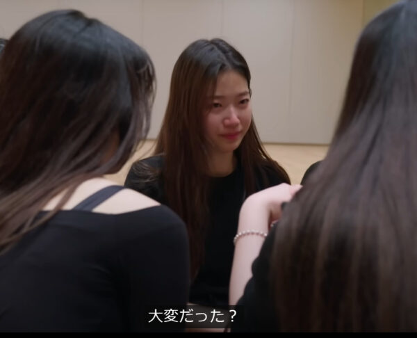 LE SSERAFIMのカズハは腹筋が凄い!動画でも見られる筋トレ方法に迫ってみる!