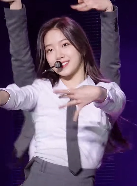 LE SSERAFIMのカズハは腹筋が凄い!動画でも見られる筋トレ方法に迫ってみる!