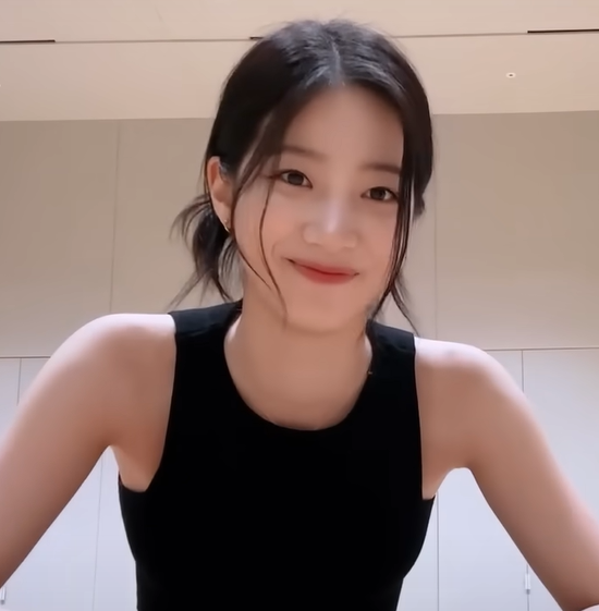 LE SSERAFIMのカズハは腹筋が凄い!動画でも見られる筋トレ方法に迫ってみる!