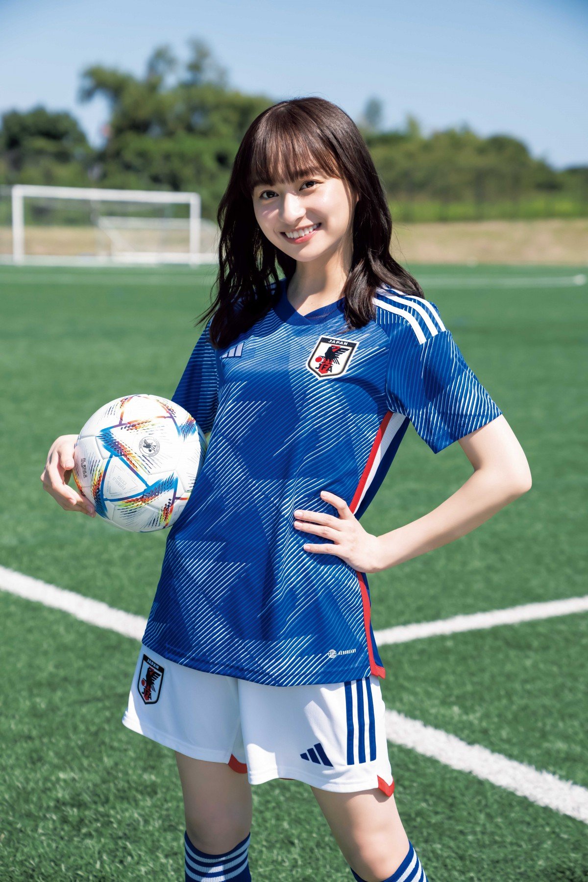 幼い頃からサッカーをプレーしており、小学生時代には地元のクラブに所属。男子の中に混じって女子1人でプレーしており、JFAの世代別女子ナショナルトレセンに招待された事もあるが、中学受験との都合上断念している[