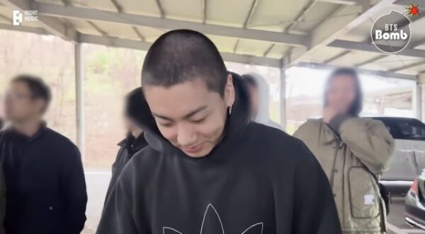 BTS(防弾少年団)のグクが一瞬だけ坊主頭を公開?!自分で剃った映像も?