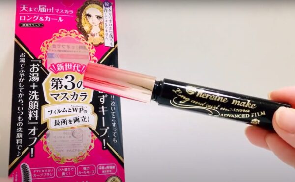 TWICEサナのメイク方法の特徴お教えします！アイシャドウなどメイク道具にも注目！