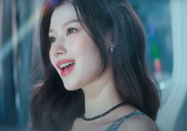 TWICEサナのメイク方法の特徴お教えします！アイシャドウなどメイク道具にも注目！