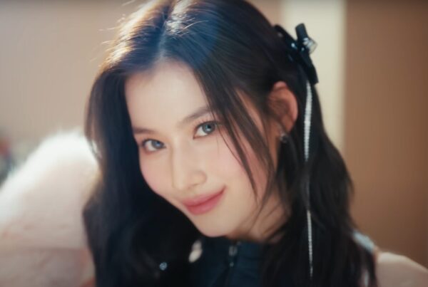 TWICEサナのメイク方法の特徴お教えします！アイシャドウなどメイク道具にも注目！