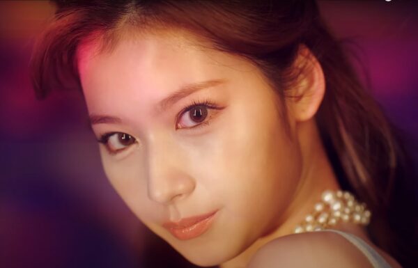 TWICEサナのメイク方法の特徴お教えします！アイシャドウなどメイク道具にも注目！