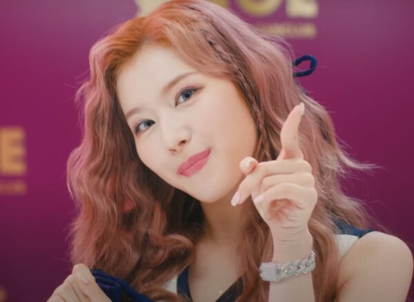 TWICEサナのメイク方法の特徴お教えします！アイシャドウなどメイク道具にも注目！