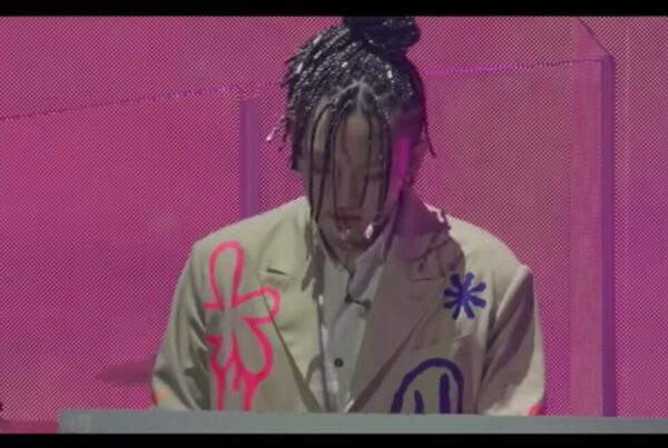 YOASOBIのAyaseは作詞作曲を担当!曲を作っていく際には一体何してる?