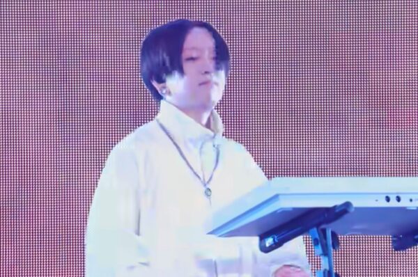 YOASOBIのAyaseは作詞作曲を担当!曲を作っていく際には一体何してる?