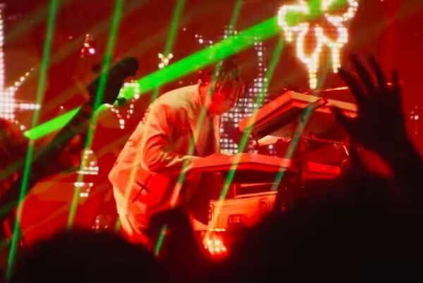 YOASOBIのAyaseは作詞作曲を担当!曲を作っていく際には一体何してる?