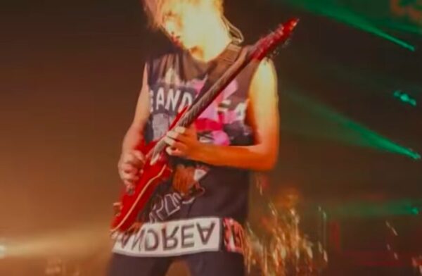 ONE OK ROCK(ワンオク)のToruが使用するギターやアコギはどれ？弦やアンプの情報も一緒に！