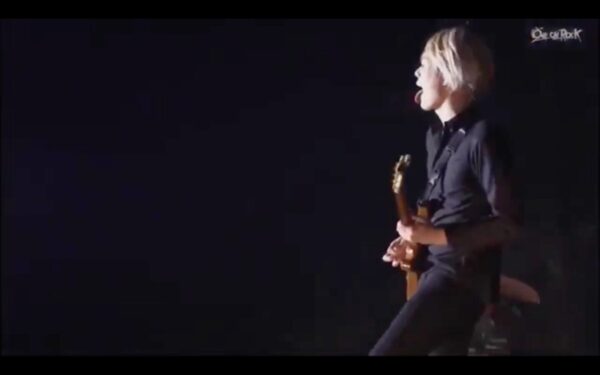 ONE OK ROCKのToruが使用するギターやアコギはどれ？弦やアンプの情報も一緒に！