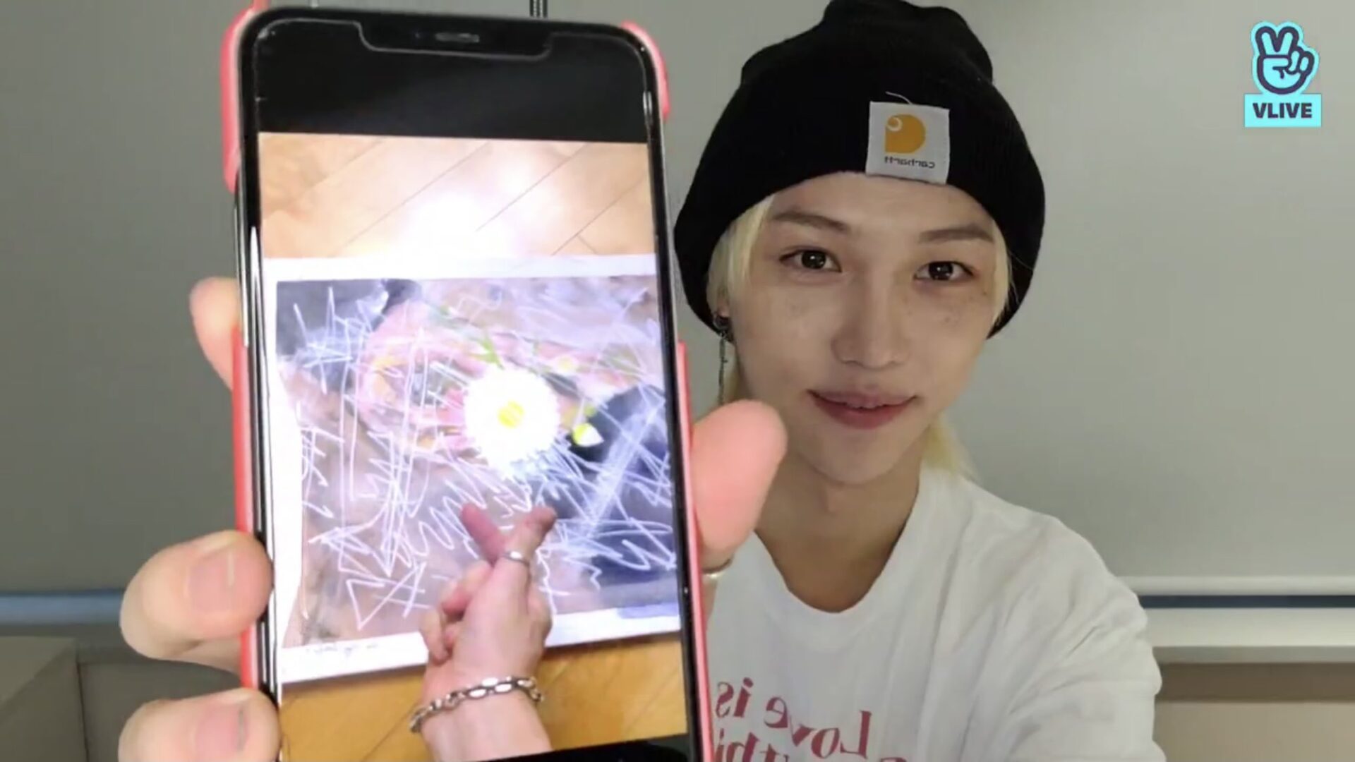 Stray Kids(スキズ)ヒョンジンの独学の絵が上手い!メンバーのあの人にもプレゼントしてた?