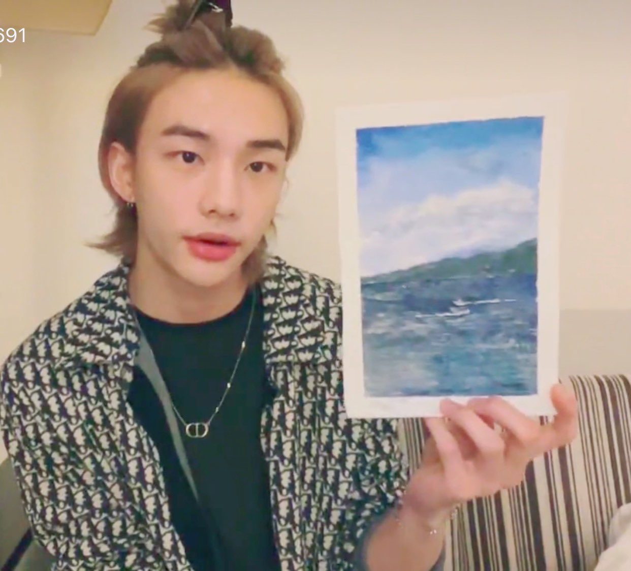 Stray Kids(スキズ)ヒョンジンの独学の絵が上手い!メンバーのあの人にもプレゼントしてた?