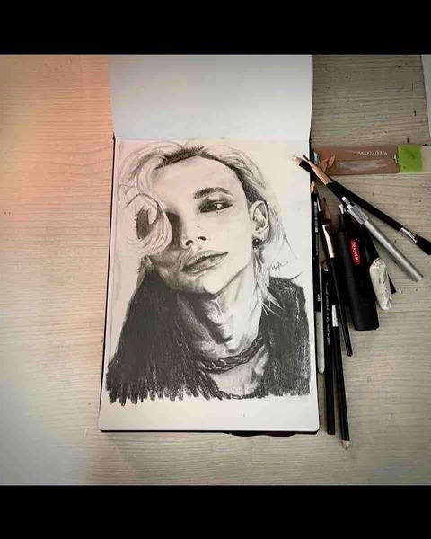 Stray Kids(スキズ)ヒョンジンの独学の絵が上手い!メンバーのあの人にもプレゼントしてた?