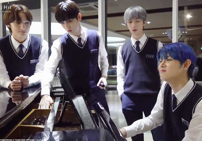 スビンの隣に座って、軽やかに演奏するヒュニンカイ。美少年がピアノを弾いている姿はまるで絵画のようだ。