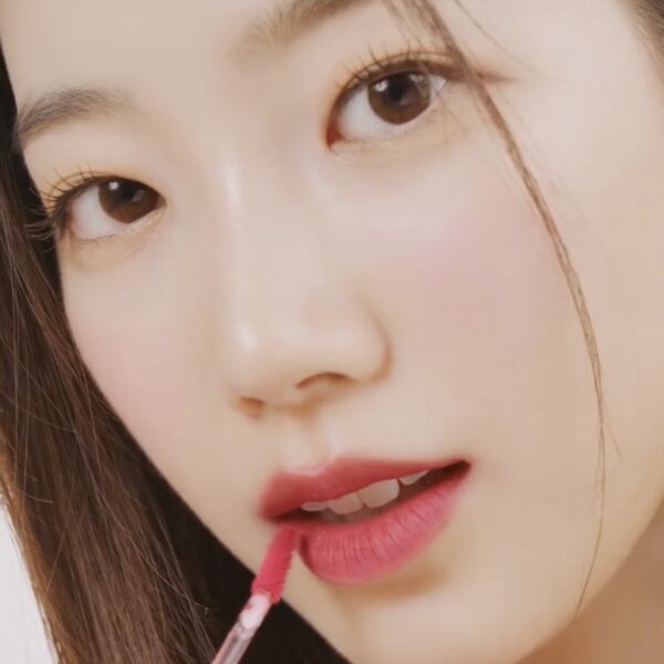 LE SSERAFIMのカズハのメイクに熱視線！アンバサダーになったエチュードの使用コスメはどれ？