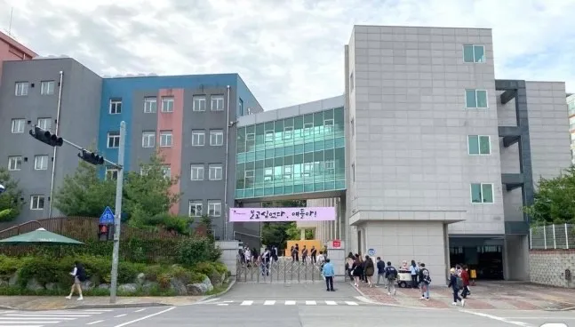 TOMORROW X TOGETHER(TXT)のテヒョンとボムギュが同じ高校だった？！卒アル写真や学校時代の話も！