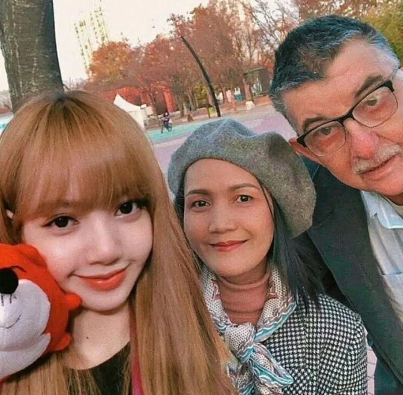 BLACKPINKのリサがハーフという噂は本当？実際の国籍タイや父親との複雑な関係について！