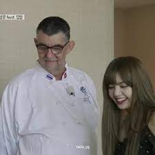 BLACKPINKのリサがハーフという噂は本当？実際の国籍タイや父親との複雑な関係について！