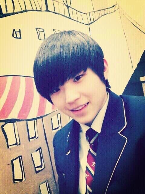 TOMORROW X TOGETHER(TXT)のテヒョンとボムギュが同じ高校だった？！卒アル写真や学校時代の話も！