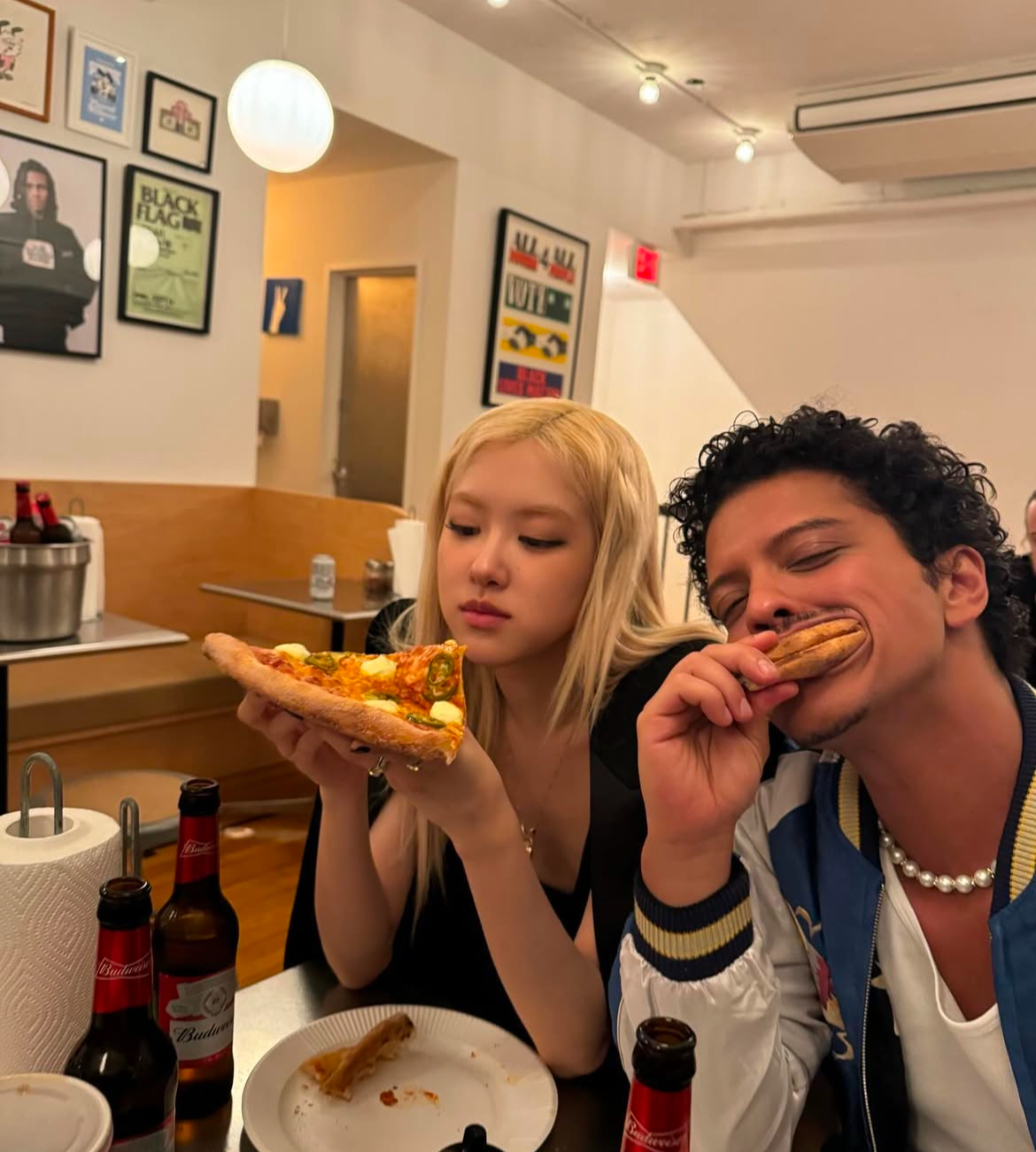 BLACKPINKのジェニーが大阪のピザ店に出没！？日本で大量買いしたものとは？