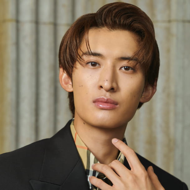 Snow Manの向井康二ヘアカタログ！マッシュやウルフくせ毛もポイント！