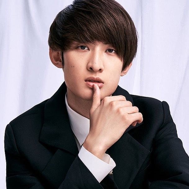 Snow Manの向井康二ヘアカタログ！マッシュやウルフくせ毛もポイント！