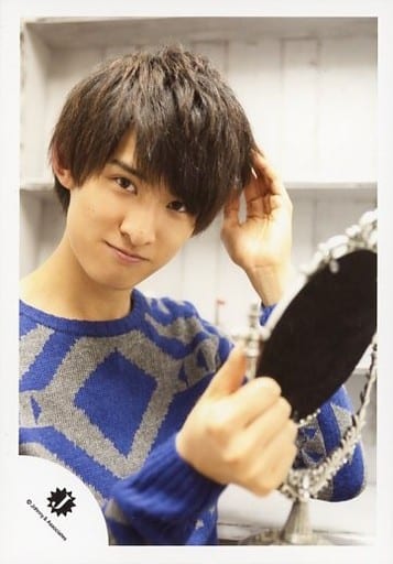 Snow Manの向井康二ヘアカタログ！マッシュやウルフくせ毛もポイント！