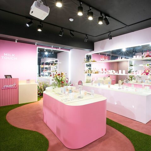 TWICEのジヒョの限定ポストカードなどがもらえる！彼女がミューズを務めるミルクタッチのPOPUPストアがマツモトキヨシで開催中！