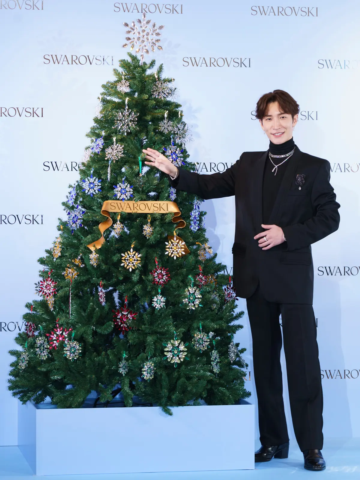 Snow Manの渡辺翔太がスワロフスキーのアンバサダー就任