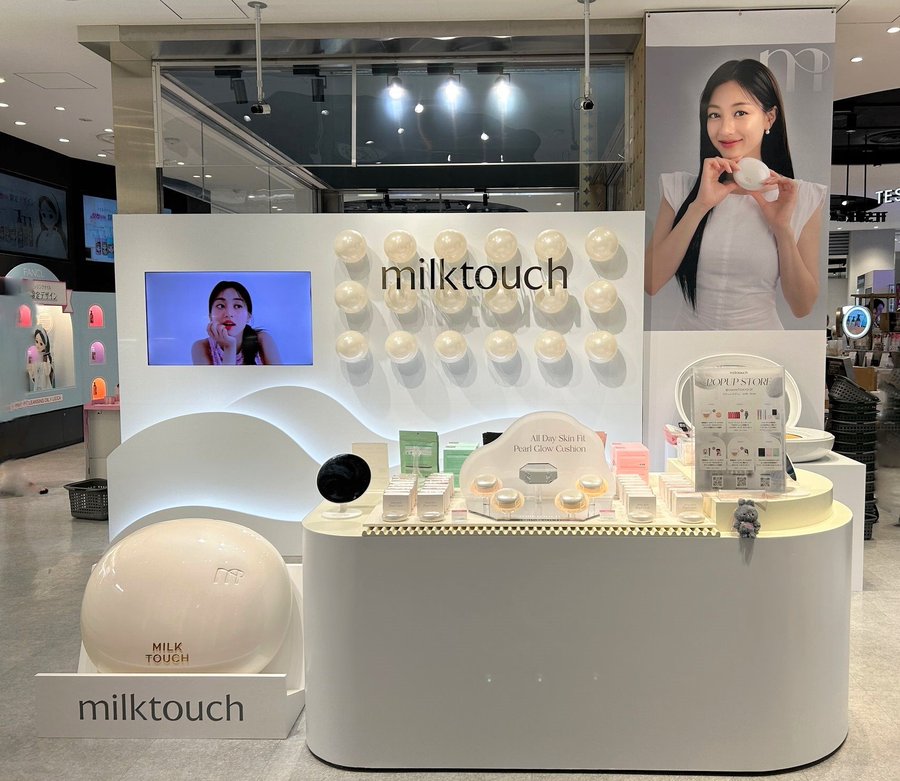 TWICEのジヒョの限定ポストカードなどがもらえる！彼女がミューズを務めるミルクタッチのPOPUPストアがマツモトキヨシで開催中！