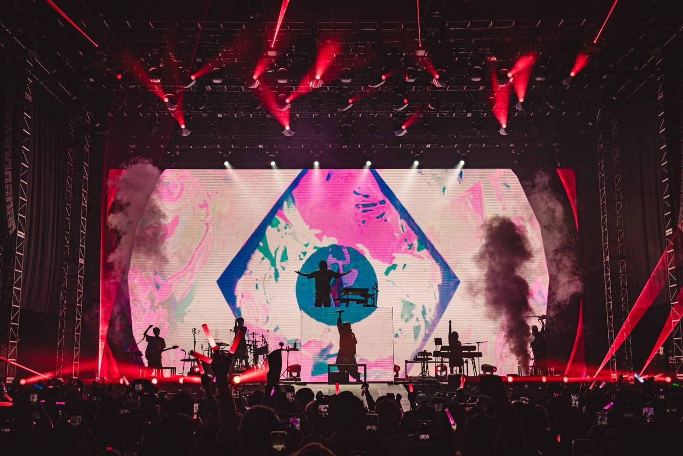 YOASOBIがアジアツアー完遂で14万人動員!最終日のジャカルタ公演のレポート公開中!