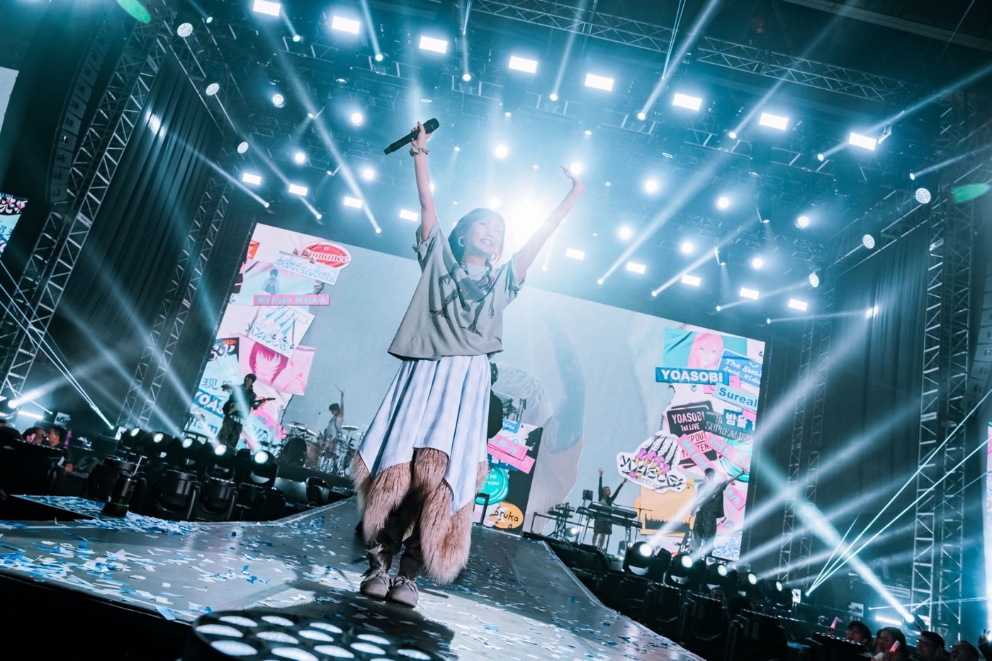 YOASOBIがアジアツアー完遂で14万人動員!最終日のジャカルタ公演のレポート公開中!