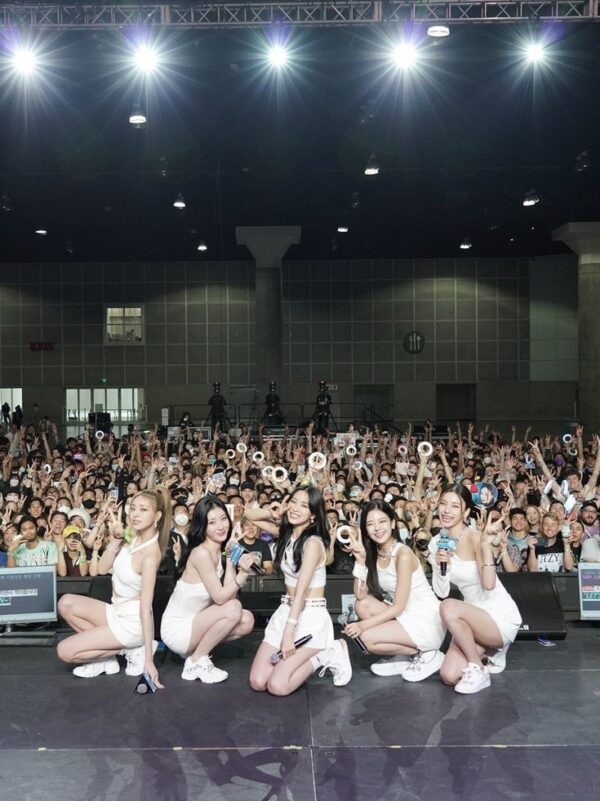 ITZY(イッチ)の公式グッズはどこで買える？公式ショップやファンクラブについて！会員数は多い？