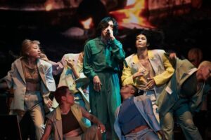 米津玄師がまさかのコスプレ?!プレイステーションのコマーシャルでオレンジ髪を披露!