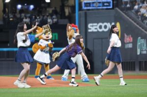 乃木坂46の金川紗耶・小川彩・長嶋凛桜がエスコンできつねダンス！ファンの反応は？