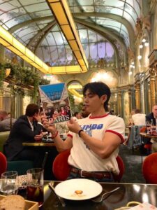 BTS(防弾少年団)のVがパリでの近況を報告、ファンの反応は？